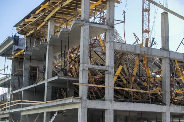 Emergency at the construction site – the collapse of the slab with monolithic casting. Errors in the calculation and violations at work.